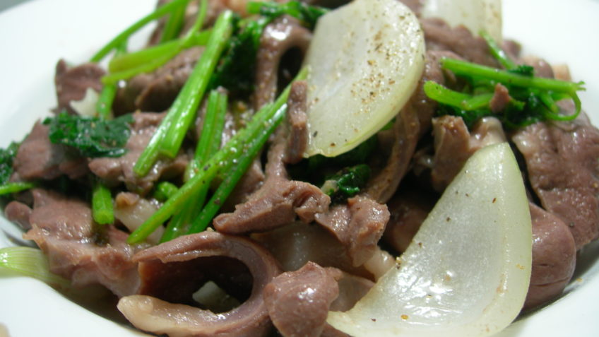 Tim bò xào cần tỏi đổi gió cho bữa trưa thêm ngon