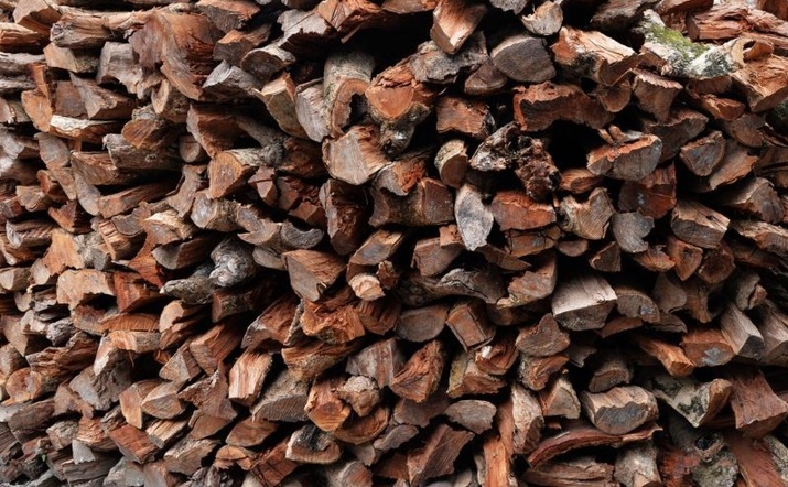 làng VŨ ĐẠI trồng rất nhiều nhãn, nên lượng củi nhãn khá nhiều và rẻ.