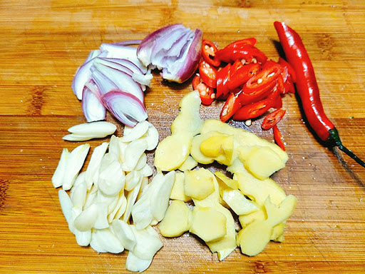 Chi tiết cách làm món cá tra kho tương ngon