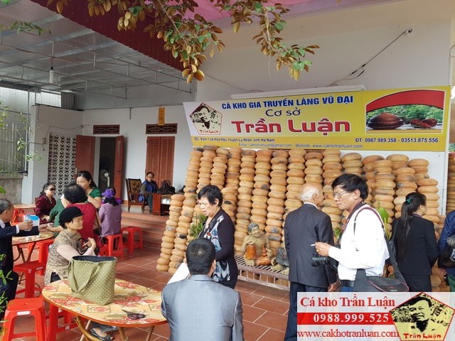 Kh&aacute;ch du lịch về t&igrave;m hiểu c&aacute; kho l&agrave;ng vũ đại