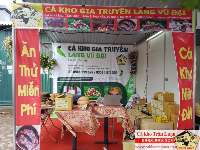 ăn thử miễn ph&iacute; c&aacute; kho l&agrave;ng vũ đại tại hội chơ