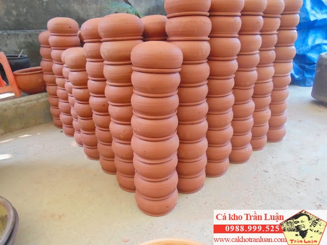 Lựa chọn niêu đất kho cá làng Vũ Đại