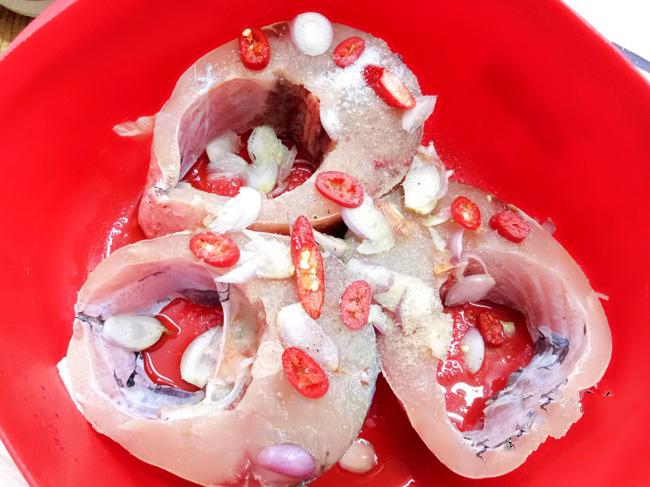 ướp cá trắm đen khử mùi tanh