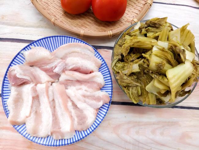 sơ chế nguyên liệu làm cá trắm đen kho dưa