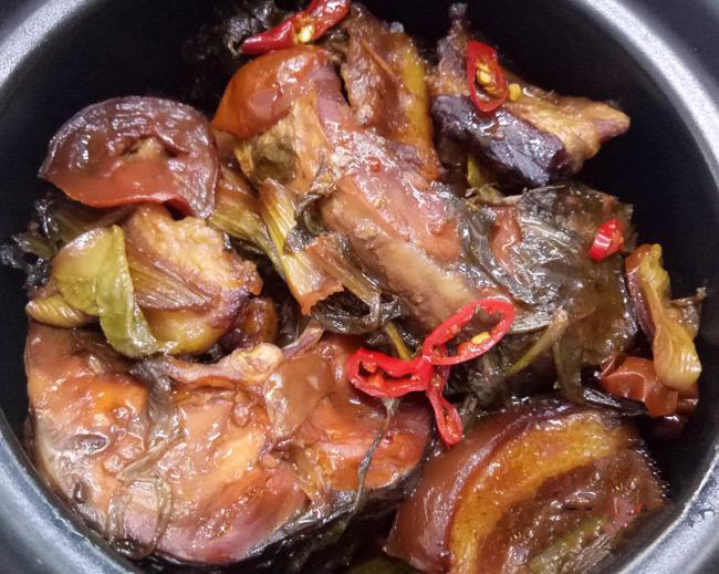 thành phẩm món cá trắm đen kho dưa